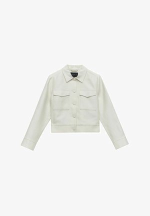 Przycięta biała kurtka z kołnierzem, zapięciem na guziki i dwiema kieszeniami na piersi. Wykonana z gładkiego materiału, z długimi rękawami i prostym wykończeniem.