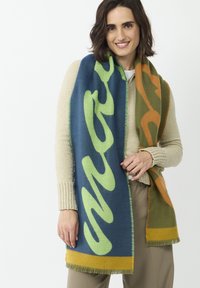 Wollmischungsschal mit auffälligen grünen und orangen Mustern auf einem navyblauen und olivgrünen Hintergrund, mit fransigen Kanten.