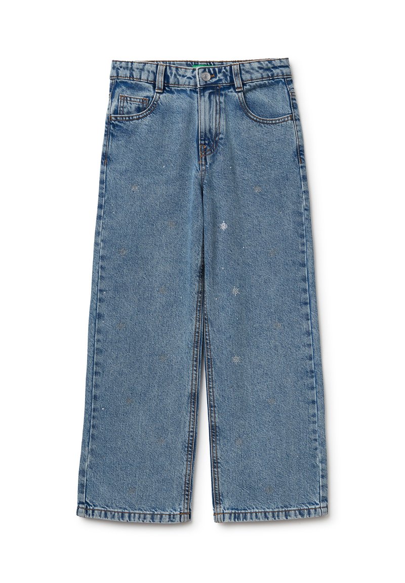 Jeans de mezclilla de corte amplio en un tono azul claro, con una cintura alta, cinco bolsillos y un sutil detalle de puntos plateados en toda la prenda. Costura clásica y cierre de botón.