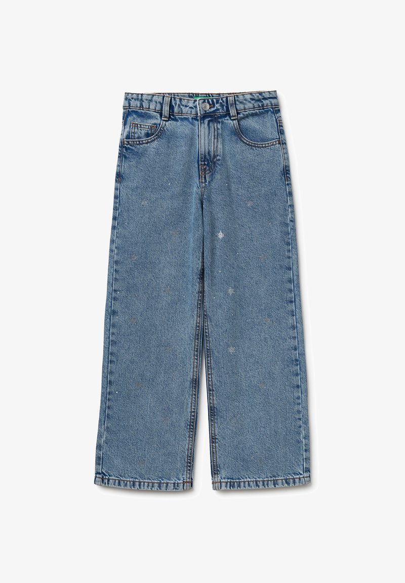 Jeans de mezclilla de corte amplio en un tono azul claro, con una cintura alta, cinco bolsillos y un sutil detalle de puntos plateados en toda la prenda. Costura clásica y cierre de botón.