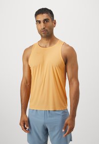HOKA AIROLITE RUN TANK - Topp - solar flare