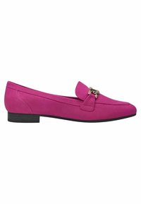 Mocassins en daim fuchsia avec un bout arrondi, un petit talon plat et une boucle en métal décorative sur le dessus. Texture lisse.