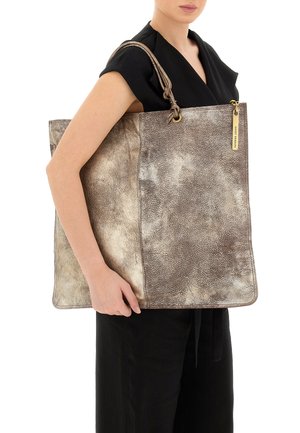 Grande borsa tote in pelle bronzo metallico, con finitura testurizzata, doppio manico e un'etichetta in hardware dorato per un tocco di stile.