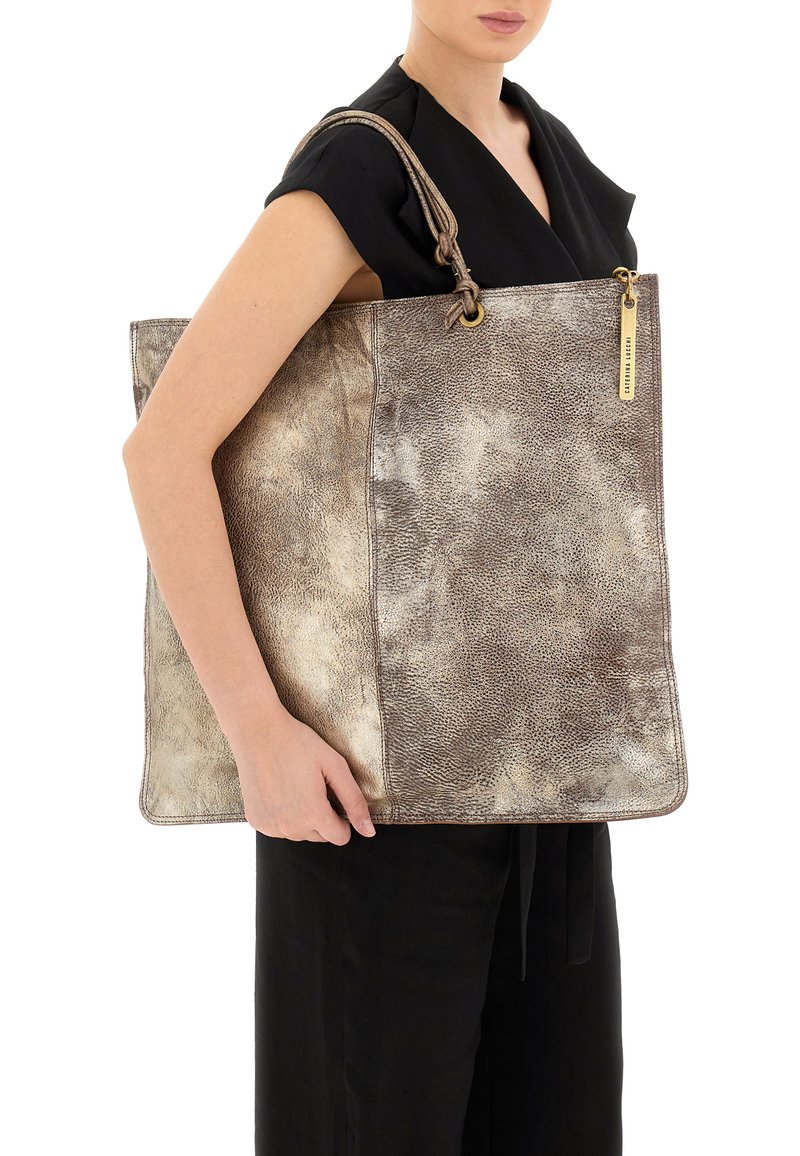 Grande borsa tote in pelle bronzo metallico, con finitura testurizzata, doppio manico e un'etichetta in hardware dorato per un tocco di stile.