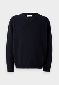 Pull en V bleu marine en tissu tricoté doux avec des poignets et un ourlet côtelés, offrant une coupe décontractée et une texture lisse.