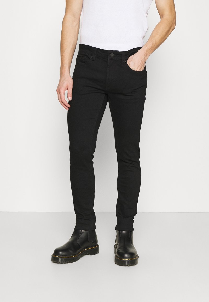Jeans slim-fit negros con cinco bolsillos, confeccionados en tejido de denim. Presenta un cierre clásico de botón y cremallera, además de detalles de costura.