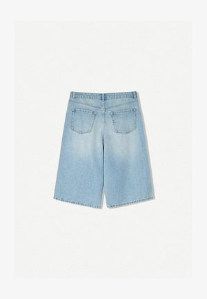 Shorts in denim blu chiaro con una vestibilità rilassata, dotati di due tasche posteriori e design a gamba dritta. Orlo pulito e texture morbida.