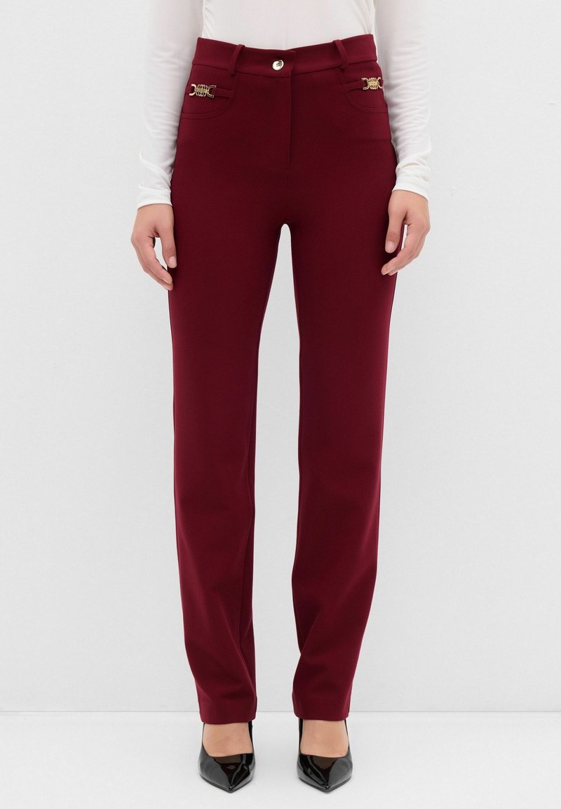 Bordeaux broek met een rechte pijp, featuring een hoge taille, gouden accenten op de zakken en een gladde, gestructureerde stof.