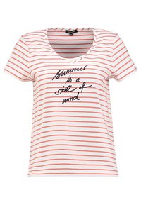 Hvid kortærmet t-shirt med røde vandrette striber og v-hals. Har sort kursivtekst, der siger: "Sommer er en sindstilstand."