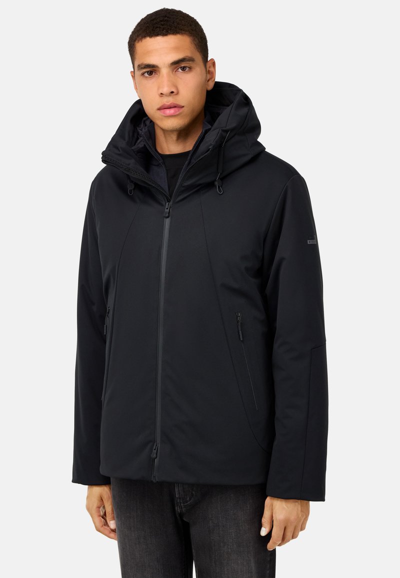 Melnā ūdensizturīgā jaka ar augstu apkakli, regulējamu kapuci, priekšējo rāvējslēdzēju un sānu kabatām ar gludu tekstūru.