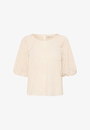 Kreemikas blouse, millel on tekstuuriga lillemuster, ümmargune kaelus ja lühikesed puffvarrukad. Tagaküljel on võtmeaugu detail.
