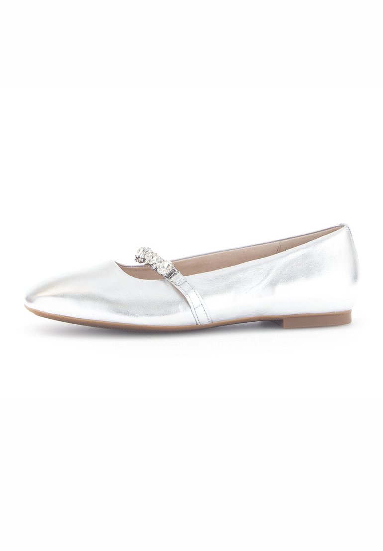 Silberne Ballettschuhe aus metallischem Leder. Mit einer spitzen Zehenpartie und einem dekorativen Riemen mit Akzenten. Flache, niedrige Sohle.