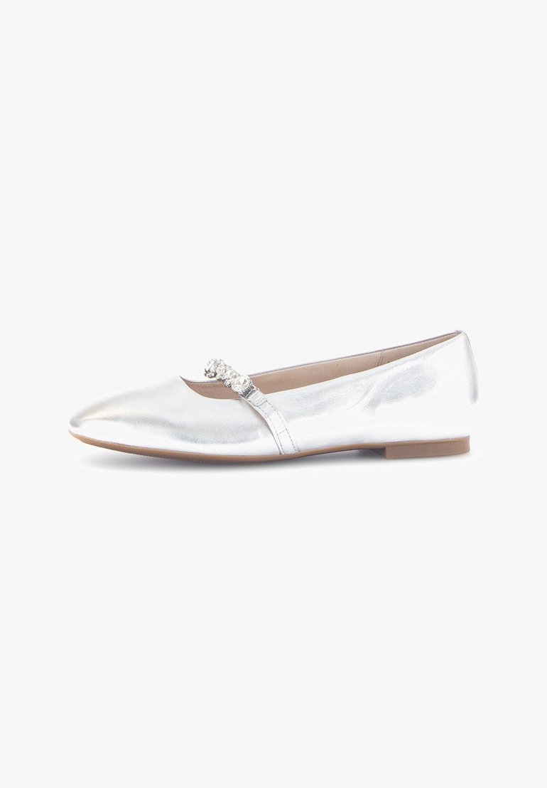 Ballerine argentée en cuir métallique. Dotée d'un bout pointu et d'une sangle décorative avec des accents. Semelle basse et plate.