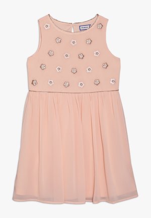 Jasnoróżowa sukienka bez rękawów, ozdobiona kwiatowymi aplikacjami i plisowaną spódnicą. Posiada okrągły dekolt i wycięcie na plecach.