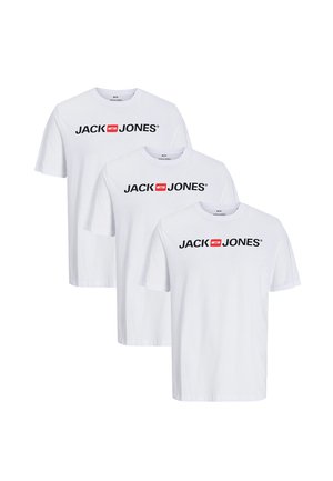 Tre t-shirt bianche a maniche corte con il logo "JACK & JONES" in nero e rosso sul petto, disposte in fila sfalsata su sfondo bianco.