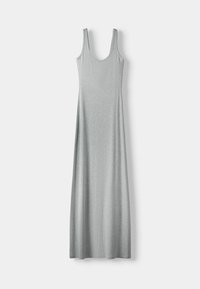 Robe maxi sans manches grise, en tissu doux, avec un décolleté en scoop et tombant droit jusqu'à l'ourlet, conçue pour le confort et la simplicité.