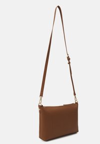 Hnědá kožená taška přes rameno s texturovaným povrchem, plochým obdélníkovým tvarem, nastavitelným popruhem a s uzavíráním na zip.