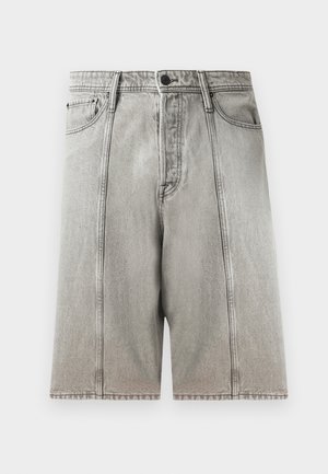 Shorts en denim gris avec une coupe droite, comportant deux poches avant, une fermeture à bouton et des détails de couture contrastants.