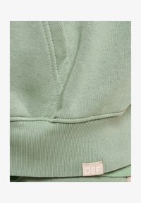 Unselected, green washed