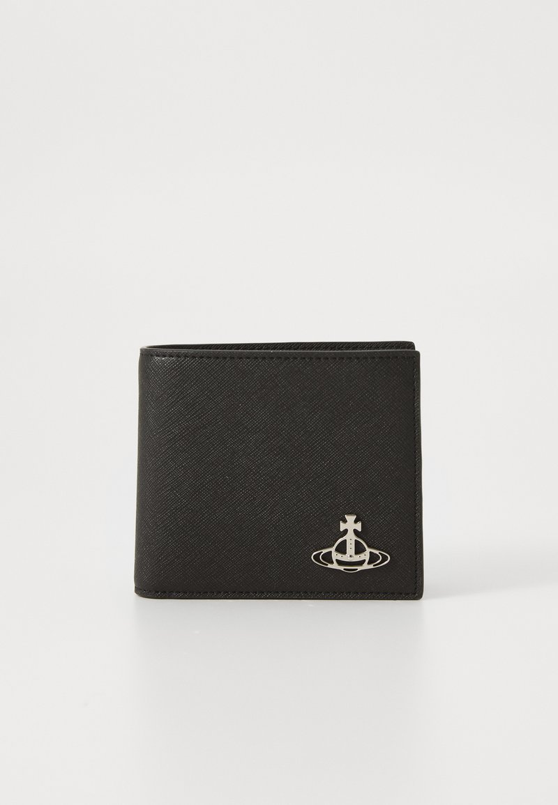 Svart bifold lommebok laget av teksturert syntetisk materiale, med en sølvfarget logoakcent på fronten. Kompakt rektangulær form.