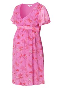 Robe de maternité en tissu rose à motif floral, manches courtes évasées, col en V et ceinture ajustable, adaptée au ventre qui s'arrondit.