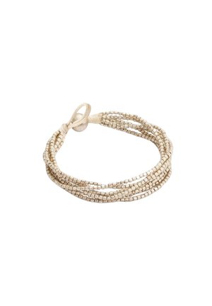 Bracelet beige multi-brins à perles avec fermeture à boucle et bouton, posé à plat sur fond blanc.