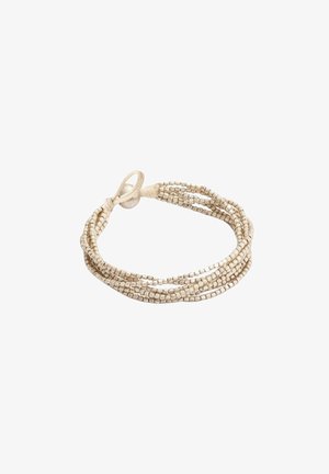 Bracelet beige multi-brins à perles avec fermeture à boucle et bouton, posé à plat sur fond blanc.