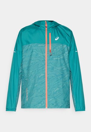 Giacca a vento verde acqua con cappuccio, caratterizzata da un motivo testurizzato, una cerniera arancione e accenti riflettenti sulle maniche.