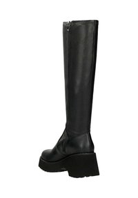 Černé kozačky po kolena vyrobené z texturované kůže, s bočním zipem a robustní platformou. Hladký povrch a design s kulatou špičkou.