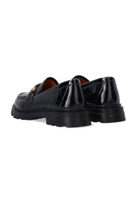 Zwarte gepatineerde leren loafers met een gestructureerde afwerking, gouden hardware detail en een stevige zwarte rubberen zool.