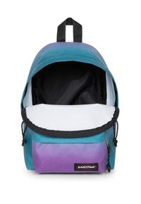 Plecak o wzorze gradientowym przechodzącym z koloru zielonego do fioletowego, wykonany z wytrzymałego materiału, z białym wnętrzem, regulowanymi paskami i klapą zamykającą.