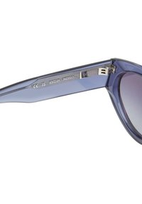 Ochelari de soare din plastic cu un gradient violet și un cadru gros. Prezintă o balama metalică și măsurători gravate: 53 21.