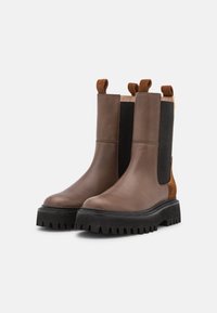 Copenhagen Shoes Kotníkové boty na platformě - brown