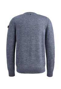 Maglione blu lavorato a maglia con collo rotondo, polsini e orlo a costine, motivo testurizzato e piccolo etichetta sulla manica sinistra.