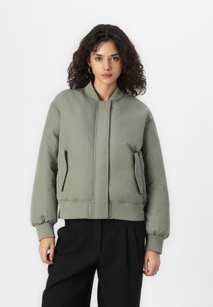 Bomber jacket in olive green, made of smooth fabric. Features a high collar, front closure, and side pockets with elastic cuffs.