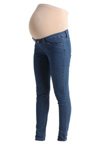 Jeans premaman con un pannello per pancia stretchy di colore marrone chiaro e gambe in denim slim-fit blu scuro. Presentano una chiusura con bottone e zip.