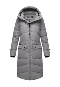 Jasnoszary, długi, pikowany płaszcz zimowy z kapturem, z zamkiem błyskawicznym z przodu, dwoma przednimi kieszeniami z klapkami na guziki oraz regulowanymi mankietami.