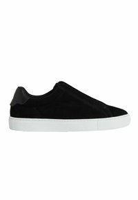 Sneaker slip-on in suede nera con caviglia imbottita, suola in gomma bianca a contrasto e design minimalista. Presenta una superficie in suede texturizzata.
