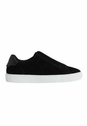 Černé semišové slip-on tenisky s polstrovaným kotníkem, kontrastní bílou gumovou podešví a minimalistickým designem. Vyznačují se texturovaným semišovým povrchem.