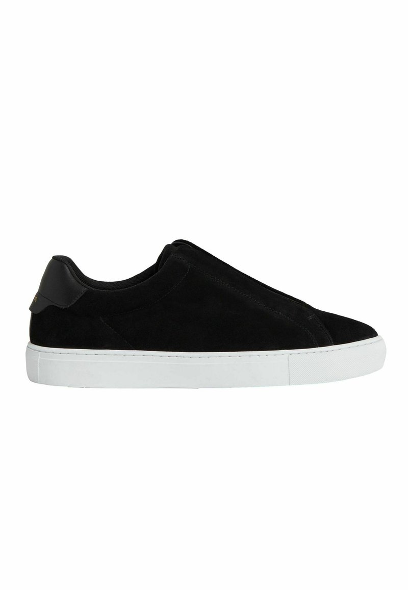Must musta slip-on tennised pehmendatud pahkluuga, kontrastne valge kummitald ja minimalistlik disain. Omab tekstureeritud nahkpinda.