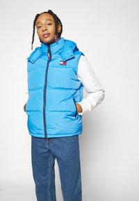 Tommy Jeans ETHAN - Calças de ganga de corte relaxado - denim medium