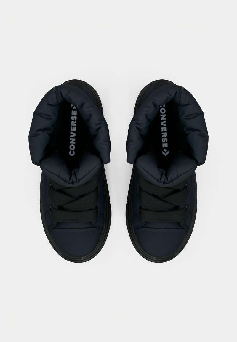 Sorte højtop sneakers med polstrede kraver og snørebåndsdesign. Glat overmateriale med teksturerede detaljer. Converse-branding på indersålen.