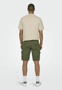 Only & Sons NORMAL GESCHNITTEN - Short - olive night