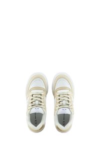 Sneaker beige e bianchi con finitura in pelle liscia, dettagli in mesh, particolari perforati e lacci abbinati. Design minimalista con punta tondeggiante.