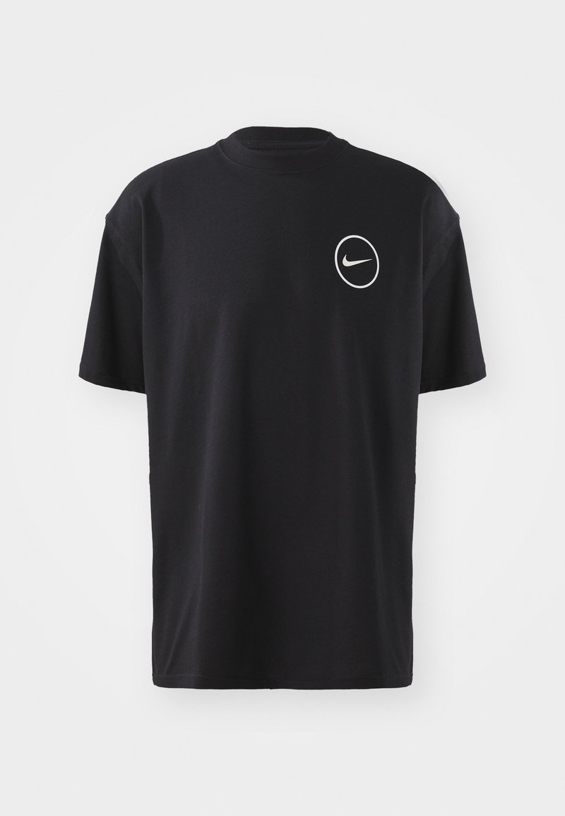 Schwarzes Baumwoll-T-Shirt mit kurzen Ärmeln und rundem Ausschnitt. Mit einem weißen, kreisförmigen Logo auf der linken Brustseite. Weicher Stoff.