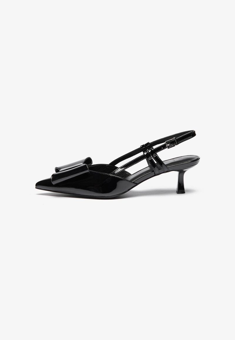 Scarpe con tacco slingback in vernice nera, con punta affusolata, un dettaglio a fiocco nella parte anteriore e un piccolo tacco a stiletto. Le cinghie hanno fibbie regolabili.