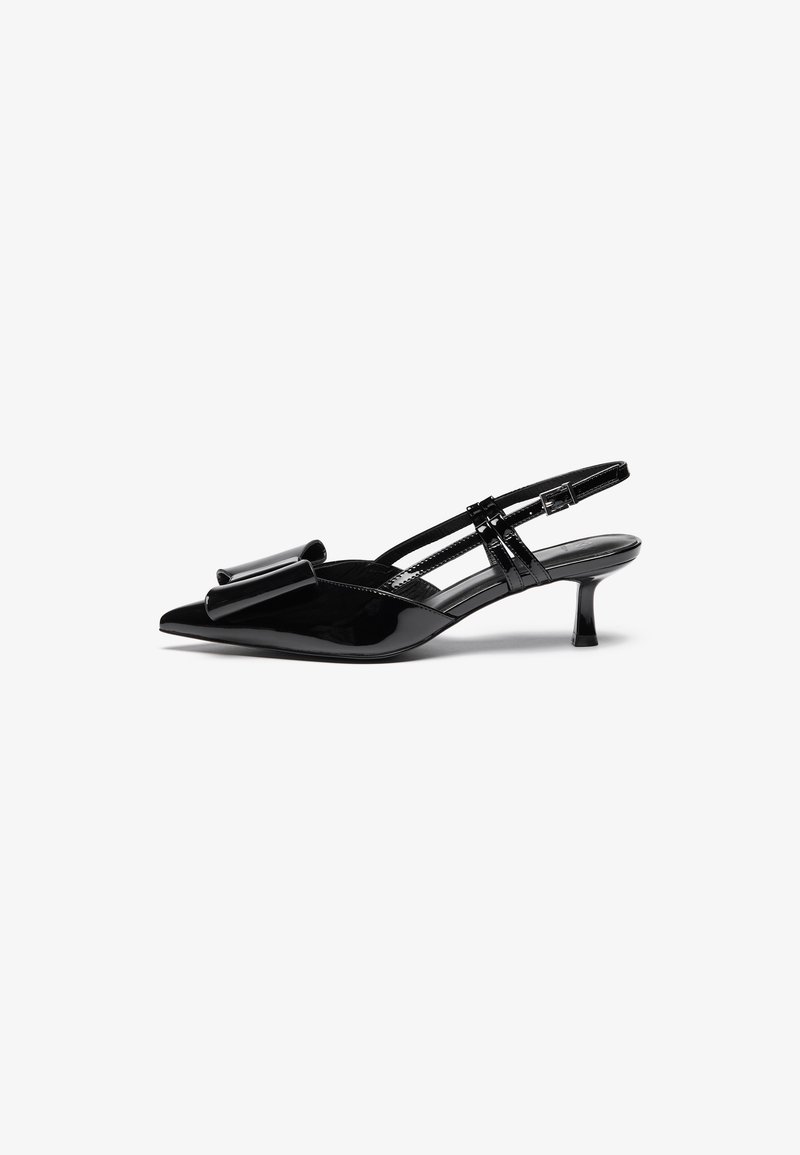 Sapatos de salto slingback em couro preto com acabamento envernizado, bico fino, detalhe de laço na frente e um pequeno salto agulha. As tiras têm fivelas ajustáveis.