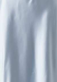 Tissu en satin bleu clair avec une texture lisse, présentant un léger éclat et une belle drape. Aucun motif ou accent visible.
