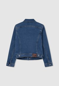 Džínová bunda v tmavě modré barvě s klasickým límcem, knoflíkovými manžetami a nastavitelnými cvoky v pase. Obsahuje švové detaily a koženou etiketu.