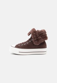 Braune Wildleder-Hochtop-Sneaker mit einem fellähnlichen Kragen, wei�ßer Gummisohle und silbernen Ösen. Sie verfügen über ein strukturiertes Obermaterial und ein flaches Schnürsystem.
